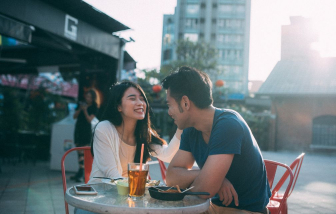 Đồng nghiệp cho biết chồng tôi thường ra ngoài ăn trưa với một cô gái
