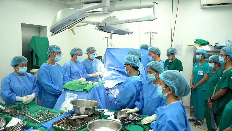 Ê kíp Bệnh viện Chợ Rẫy dành phút mặc niệm trước khi thực hiện ca phẫu thuật lấy - ghép tạng - Ảnh do bệnh viện cung cấp