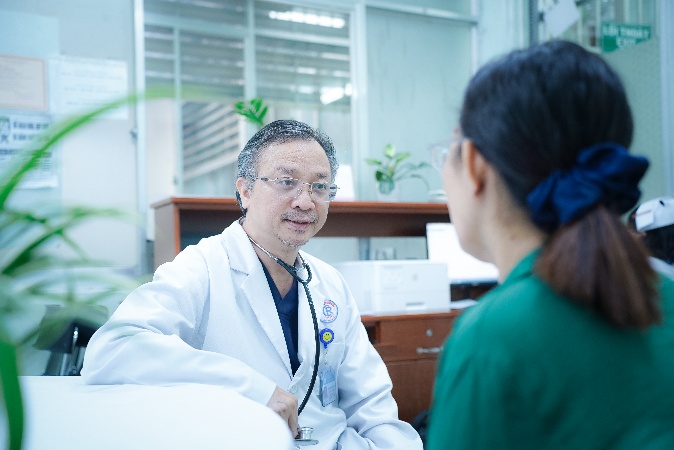 Bác sĩ chuyên khoa 2 Nguyễn Thái An - Trưởng khoa Hồi sức Phẫu thuật Tim (Trung tâm Tim mạch) Bệnh viện Chợ Rẫy đang tư vấn cho thân nhân người bệnh - Ảnh do bệnh viện cung cấp