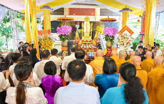 Hàng ngàn tăng ni, phật tử xuyên đêm cầu siêu các anh hùng liệt sĩ tại Công viên Lê Thị Riêng