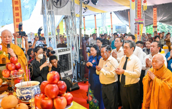 Tổ chức lễ cầu siêu cho các anh hùng liệt sĩ và đồng bào yêu nước tại công viên Lê Thị Riêng