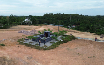 Cận cảnh bãi đỗ xe đầy tai tiếng làm 10 năm vẫn chưa xong