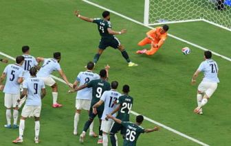 Saudi Arabia đánh rơi chiến thắng, Uruguay thoát thua
