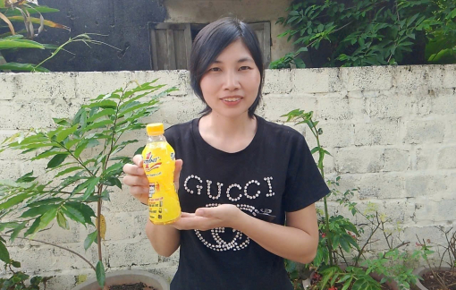 Giữa lúc còn nợ tiền xây nhà, nữ công nhân bất ngờ nhận 50 triệu đồng từ một lần xé nhãn chai