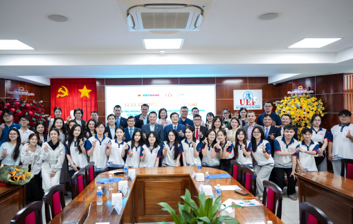 Trường đại học tiếp nhận phòng thực hành nghiệp vụ ngân hàng hơn 1 tỉ đồng