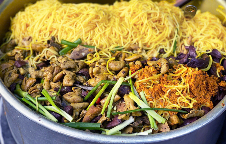 Vàng ươm bún nghệ quê nhà