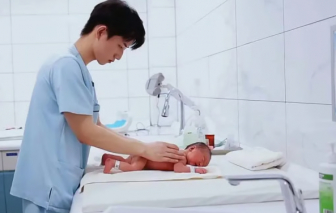 Nam hộ sinh điển trai vượt định kiến xã hội bằng sự yêu nghề, tận tâm