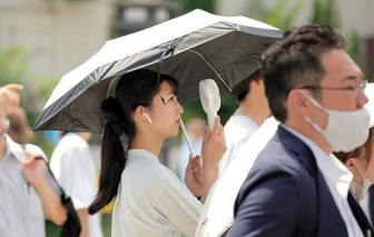 Phụ nữ Nhật Bản khổ sở vì phải mang vớ giữa mùa hè 40 độ C