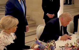 Tổng thống Donald Trump ký thỏa thuận với Iran