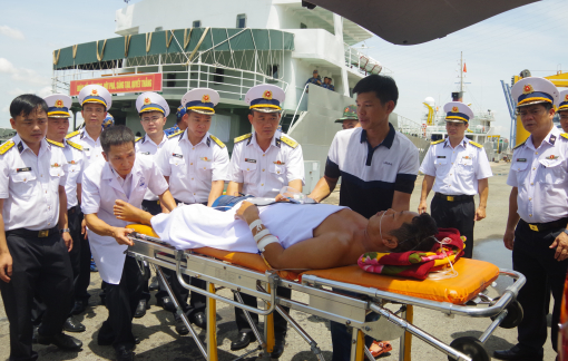 Đưa ngư dân bị tai nạn trên biển về đất liền an toàn