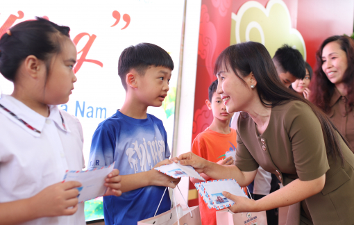 Hội LHPN TPHCM trao quà cho 50 trẻ em có hoàn cảnh khó khăn tại Hà Nội