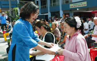 Chương trình 'Chung tay vì cộng đồng' chăm lo hàng trăm người dân phường Tân Thuận