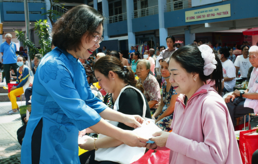 Chương trình 'Chung tay vì cộng đồng' chăm lo hàng trăm người dân phường Tân Thuận