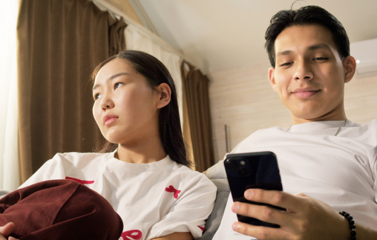 Lạt nhách ở nhà nhưng mặn mà với thiên hạ