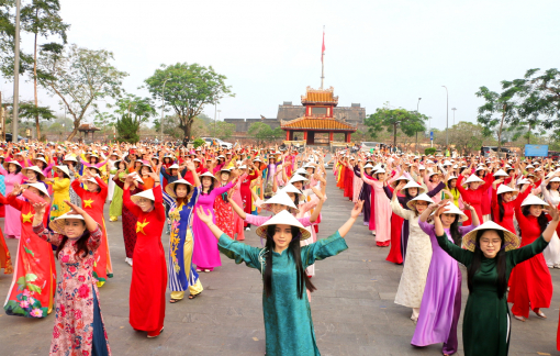 Phụ nữ Huế xây dựng và lan tỏa hình ảnh “kinh đô áo dài”