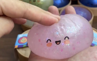 Tịch thu hàng ngàn đồ chơi ‘bánh bao squishy’ giả chứa độc chất gây ung thư