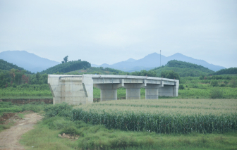 Cầu tiền tỉ nằm “phơi nắng” giữa đồng vì thiếu đường dẫn