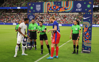 Từ lời đe dọa rùng rợn đến tiếng còi World Cup của một nữ trọng tài