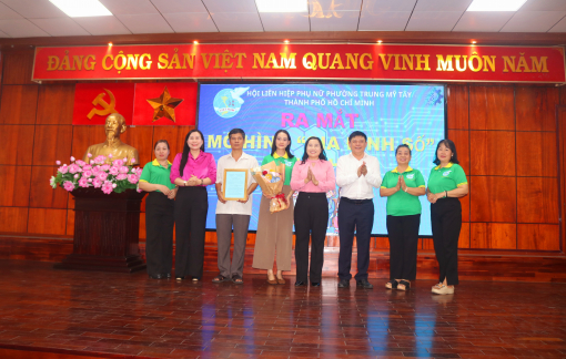 Phụ nữ phường Trung Mỹ Tây cùng góp sức xây dựng 'Gia đình số'