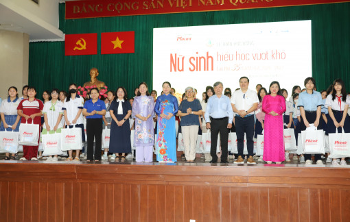 35 năm Báo Phụ nữ TPHCM đồng hành cùng nữ sinh hiếu học vượt khó