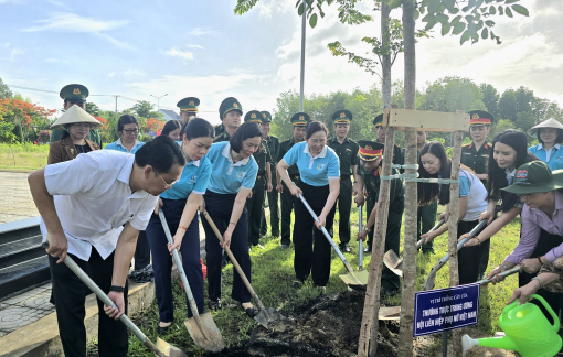 Phụ nữ TPHCM ra quân thực hiện 'Vườn cây đại đoàn kết' và Công trình 'Thành phố muôn sắc hoa'
